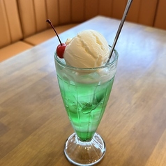 爽やかな炭酸とアイスが彩るクリームソーダ