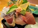厚切りのお魚がのった海鮮丼は贅沢な一品