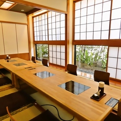 靴を脱いでゆっくりできる掘りごたつは人気です♪少人数から大人数まで♪掘りごたつ、座敷のお部屋など人数に応じてお席のレイアウト変更できます。店舗までお気軽にご相談下さい。