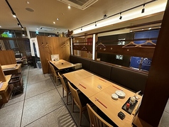 6人掛けのテーブルは2席ご用意しております。人数に合わせてテーブルを繋げることでグループの皆様が一緒に会話を楽しみながらお食事ができます。壁には梅の花が描かれた額縁が飾られており上品な和の雰囲気を演出しています。木の温もりを感じる椅子に座り和やかな時間をお楽しみください☆