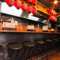 赤提灯が灯るカウンター席は、どこか懐かしく温かみのある雰囲気に包まれ、肩肘張らずにゆったりと過ごせる空間です。気取らない居心地の良さがあり、隣同士の距離感が自然と会話を弾ませてくれます。おひとり様でも気軽に立ち寄れるため、仕事帰りの一杯やちょっとした寄り道にもぴったり★