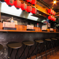 赤提灯が灯るカウンター席は、どこか懐かしく温かみのある雰囲気に包まれ、肩肘張らずにゆったりと過ごせる空間です。気取らない居心地の良さがあり、隣同士の距離感が自然と会話を弾ませてくれます。おひとり様でも気軽に立ち寄れるため、仕事帰りの一杯やちょっとした寄り道にもぴったり★