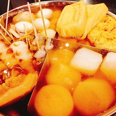 出汁の旨みが染みた「おでん盛り合わせ」の写真