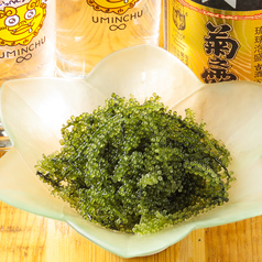 当店大人気の「海ぶどう」は三杯酢・わさび・青じそで◎