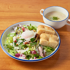 たっぷりチーズと半熟卵のシーザーサラダ パンとスープ付き