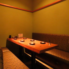最大6名お座り頂ける半個室としてご利用頂けます。小宴会や女子会、ママ会などでご利用頂くのに最適。ゆったりお寛ぎ頂けるため、人気のお席となっております。お希望のお客様はお早めにご連絡おすすめしております◎
