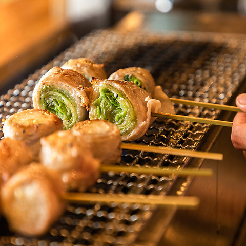 和製フォアグラ極トロレバと野菜巻き串が楽しめる立ち飲み店。仕事帰りの一杯に。