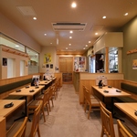 広々とした店内はゆっくりくつろいでいただけます