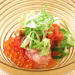 魚卵をたっぷり使用した、その名も「痛風爆弾」！韓国海苔で巻けば、ヘルシーな酒のつまみに大変身♪