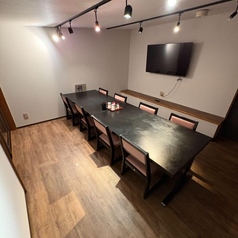 最大10名様までご利用可能な完全個室が1部屋ございます。周りを気にせず、プライベートな空間でゆっくりとお過ごしいただけます。大切な接待や顔合わせなど、特別なシーンにもぴったりです！