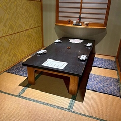 扉と壁でしっかり仕切られた完全個室のお座敷席です。木のぬくもりが心地よい空間で、周りを気にせずお食事や会話をお楽しみいただけます。ご友人との飲み会やご親族のお集まり、小さなお子様連れのご家族での会食にもぴったり！足を伸ばしてゆったりとお寛ぎいただける大人気のお席です♪