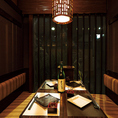 ライブ感ある炭場を眺めお食事が愉しめる4名様用の完全個室は、プライベートなシーンに◎