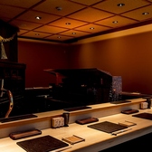 デート利用も◎カップルにもおすすめのカウンター席は、薪と炭を五感で楽しめる特等席です。