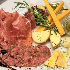 生ハムとチーズの盛り合わせ