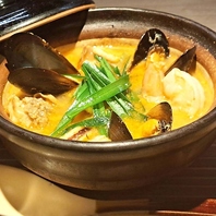 鶏ガラをじっくり煮込んだ白湯スープを使った料理も絶品