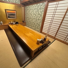 接待などの失敗できない大事なシーンにもご利用いただける、和の落ち着いた雰囲気の2～10名用の個室です。