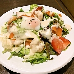 ローストビーフとアボカドの温玉シーザーサラダ