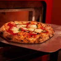 手作り生地で焼くピザはカリッともちっと絶品です♪