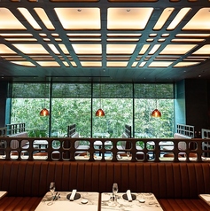 「オステリア」は、ラテン語の hospes , hospitis（ホスピス）に由来し、「おもてなしを提供する者」を意味します。