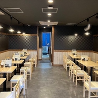 店内は木目調の温かみ溢れる空間です。