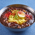 【特製チャジャン麺】本場韓国では国民食として出前で大人気！！オリジナルの麺とコクのある甘めのソースをよくかき混ぜてお召し上がりください！お子様でも召し上がりやすい味付けです♪