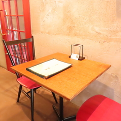 2名様のテーブル席は、デート、記念日にもご利用いただけます♪女子会や会社宴会、同窓飲みなど、シーンに合わせてご案内いたします！カジュアル中華で居酒屋をお探しなら、当店へお越しくださいませ！