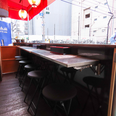 外に面したカウンター席は、開放感たっぷりでまるで屋台気分！通りを眺めながら乾杯できる人気のお席です。仕事帰りの一杯や友人とのサク飲みにもぴったり。外の風を感じながら、串焼きやお酒を気軽に楽しめるのが魅力。お祭りのような賑わいを感じつつ、気軽に立ち寄れるおすすめスポットです。