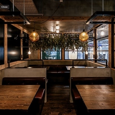 【半個室テーブル席】最大16名様まで対応可能なロフト席を利用した半個室をご用意。ダークブランでまとまったインテリアがスタイリッシュな空間は、ガラスで仕切られ、周囲に気兼ねすることなくお過ごしいただけます。お仲間との宴会はもちろん、打ち上げなど、様々なシーンに最適。