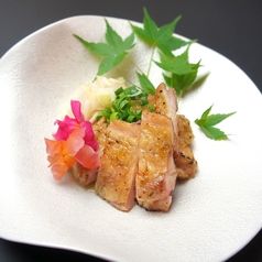 つくば鶏の炭火炙り 柑橘香るオニオンソース