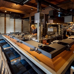 お一人様でも利用しやすいカウンター席を20席ご用意しております。お仕事帰りやちょっとしたひとり飲みの時間のご利用に!料理を目の前で楽しめてお店のスタッフとの会話も楽しむことが出来ます。