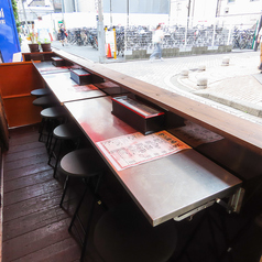 外に面したカウンター席は、開放感たっぷりでまるで屋台気分！通りを眺めながら乾杯できる人気のお席です。仕事帰りの一杯や友人とのサク飲みにもぴったり。外の風を感じながら、串焼きやお酒を気軽に楽しめるのが魅力。お祭りのような賑わいを感じつつ、気軽に立ち寄れるおすすめスポットです。