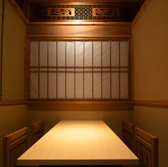 【少人数様の例】ゆったり配席しているので、急に人数が増えても、この部屋で8名ぐらいまでテーブルを繋げば何なりと座れますので、ご安心ください。