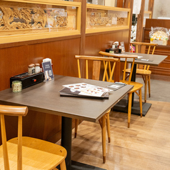 大切な方とのデートや、仲の良いご友人と語り合いたいシーンに最適な2名様掛けのお席です◎心地よい活気と落ち着いた雰囲気が調和した空間で、二人の会話をゆっくりと楽しめます♪ 穏やかな照明が室内を優しく照らし、美味しい料理とドリンクが特別なひと時に華を添えてくれる、大人に嬉しいお席となっております。