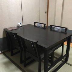 畳のテーブル席を二部屋ご用意しております。