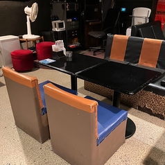 【宴会利用】4名掛けテーブル席と5名掛けテーブル席を連結して、大人数での宴会に最適です。総席数40席以上。