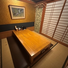 接待などの失敗できない大事なシーンにもご利用いただける、和の落ち着いた雰囲気の2～10名用の個室です。