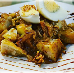 肉入り揚げ豆腐のピーナッツソースかけ 