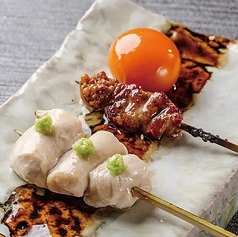 《Dinner》「八百万」の焼鳥は、鶏肉の部位それぞれの美味しさを堪能するコーススタイル。