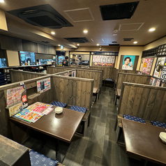 《会社宴会にも》広々としたテーブル席で、部署飲みやサークルの飲み会にも対応可能!落ち着きすぎず賑やかに楽しめます◎