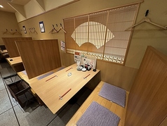 壁に扇形の和風装飾が施された落ち着きのあるBOX席です。4人で向き合える造りで、周りの目を気にせずゆったりとお食事をお楽しみいただけます。座り心地の良い座布団をご用意しておりますので長時間の滞在でもリラックスして過ごせます。壁面にはハンガーもあり上着を掛けることができ快適な空間です♪
