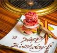 記念日や誕生日、晴れの日を一緒にお祝い"サプライズ肉ケーキ"