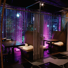 ススキノの夜景が見渡せる窓際のソファー席