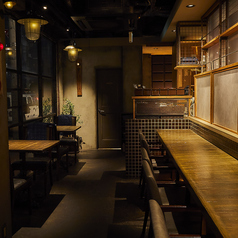 1Fはカウンター席・2名席・4名席と少人数向けのフロアとなっておりますので、落ち着いた雰囲気でお食事をお楽しみいただけます♪