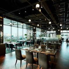 広々とした空間に、大小のテーブル席をご用意しております。