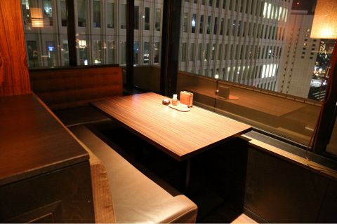 煌めく夜景を独占できる二人だけのソファーシート空間有♪