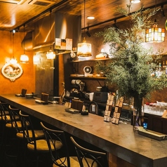 職人の技を目の前で楽しめる、8席限定の特等席。落ち着いた照明が照らすカウンターは、大切な方とのデートに最適です。調理の音や香りを五感で感じながら、ゆったりと流れる時間の中で特別なひとときをお過ごしください。