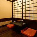 2名様用の小上がり席は、心地よい和の雰囲気に包まれた特別な空間です。カップルや親しい友人とのお食事に最適で、じっくりと飲みながら心安らぐ時間をお楽しみいただけます。
