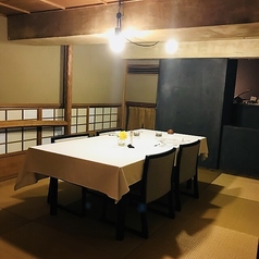 中2階に位置する落ち着いた和室空間に、テーブルと椅子を配した和洋折衷のお席です。畳の香りと障子越しの柔らかな光が心穏やかな食事の時間を演出いたします。和の情緒を感じつつ足元を気にせず過ごせるため、ご年配の方を招いた会食や、親族での集まりなど、大切なおもてなしに最適です。