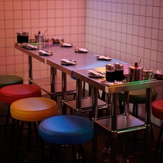 当店では、2名様から4名様までの細かいテーブル席を複数ご用意しております。親しい友人とのおしゃべりや、大切な人とのデートにぴったりです。落ち着いた雰囲気の中で、当店自慢のお料理とお酒を、心ゆくまでお楽しみいただけます。