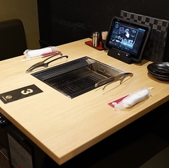 2名テーブル席も完備。